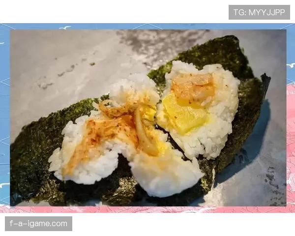 大阪刚赢完比赛就素颜冲去便利店买饭团，这反差谁懂啊